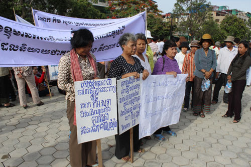 Hàng vạn người biểu tình phản đối cáo buộc trắng trợn về VN ở nhà tù Tuol Sleng Campuchia11-20130609-044031-045