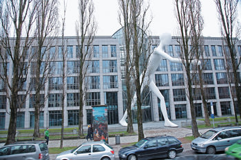 1 十七米高的The Walking Man是市內現代雕塑的代表，由美國藝術家Jonathan Borofsky用不銹鋼和玻璃纖維創作而成。