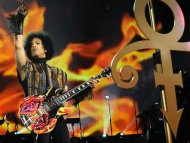 Όχι, δεν είναι ο Hendrix…Ο Prince είναι, που έκανε μερικές... Prince367