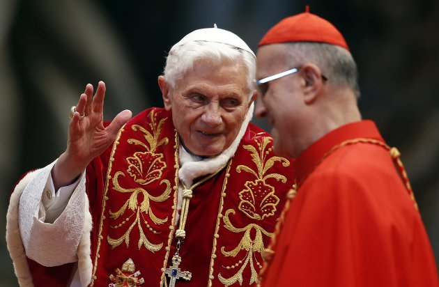 REFILE - CORRECTING COUNTRY IN BYLINE Pope Benedict XVI (L) waves during a mass conducted by Cardinal Tarcisio Bertone (R) for the 900th anniversary of the Order of the Knights of Malta, at the St. Peter Basilica in Vatican February 9, 2013.   REUTERS/Alessandro Bianchi (VATICAN - Tags: RELIGION)
