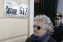Grillo deja un colegio electoral tras votar para las legislativas italianas, el 25 de febrero en Saint Ilario