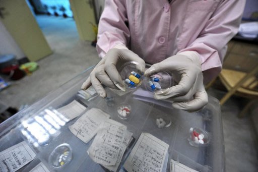 Enfermeira prepara coquetel de medicamentos para pacientes com Aids, em Chongqing, China, 30/11/08