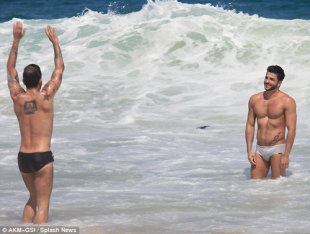 Marc Jacobs âu yếm người tình đồng tính trên bãi biển Marc_Jacobs__u_y_m_ng__i-753082664feef202c350b6ab39d21abe