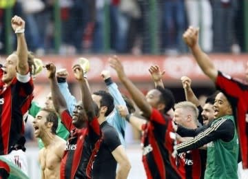 Pemain AC Milan gembira usai menang melawan Bologna