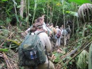 Varios expedicionarios de la Ruta Quetzal BBVA emprenden el ascenso al cerro Pechito Parado, en la panameña selva del Darién, el miércoles 26 de junio de 2013, para rememorar el avistamiento de "la mar del Sur" por parte de Vasco Núñez de Balboa en 1513. EFE