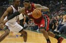 El jugador de Miami Heat LeBron James (D) trata de superar la defensa de Richard Mbah a Moute, de los Milwaukee Bucks, este domingo en Milwaukee.