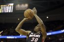 Norris Cole del Heat de Miami tira a la canasta ante los Cavaliers de Cleveland el lunes 15 de abril de 2013. (AP Foto/Mark Duncan)
