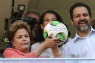 Dilma inaugura estádio em Brasília e critica "complexo de vira-lata" 2013-05-18T162458Z_1_BSPE94H19LQ00_RTROPTP_2_ESPORTES-POLITICA-DILMA-MANEGARRINCHA