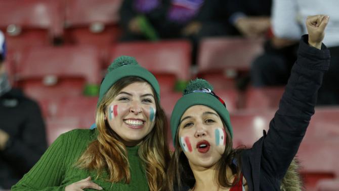 Mexico fans await the start of their teams&#39;s first round Copa America 2015 soccer match against Chile at the National Stadium in Santiago