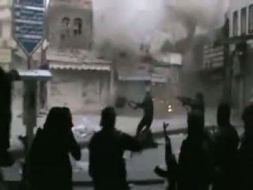 صورة من يوتيوب الجمعة لمقاتلين من المعارضة يتبادلون اطلاق النار مع قوات النظام في المدينة القديمة في حمص