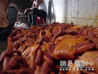 Trung Quốc : Biến gà vịt chết thành đặc sản Bi_n_g__v_t_ch_t_th_nh-94d1b110ef8452fbf08d85ce78fc0315