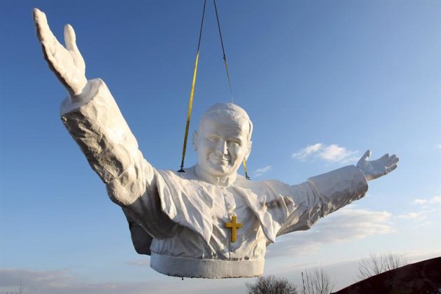 . Czestochowa (Poland), 07/04/2013.- Installation of the world's largest statue of Pope John Paul II in the Miniature Park in Czestochowa, Poland, 07 April 2013. The monument will be 14 meters high. The unveiling is scheduled for 13 April. (Papa, Vaticano) EFE/EPA/Waldemar Deska POLAND OUT