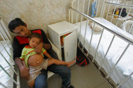 Leonidas Pacunda sostiene a su hijo Isbac Pacunda, a quien se le diagnosticó con un caso de gemelo parásito, conocido como "Fetus in fetu", en el hospital de Las Mercedes en Chiclayo, Perú, el sábado 28 de enero de 2012.(Foto AP/Karel Navarro)