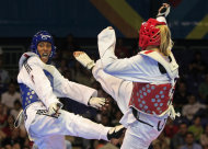 Lauren Hamon, de Estados Unidos, derecha, y la cubana Glenhis Hernández combaten en una semifinal de taekwondo de menos de 67 kilos en los Juegos Panamericanos en Guadalajara, México, el martes 18 de octubre de 2011. (Foto AP/Martín Mejía)