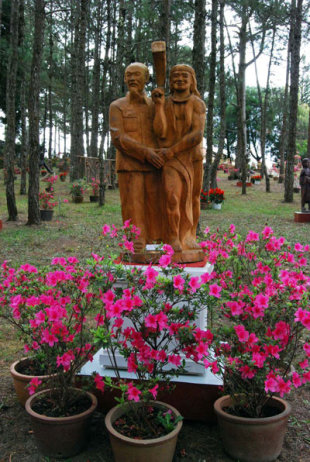 "Không gian hoa và tượng gỗ Tây nguyên" Tuong-go-1