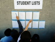 Estudiantes comprobando si sus nombres están en una lista de clase al llegar a la escuela, el 13 de septiembre de 2010 en Los Ángeles. El Estado de Tennessee ha vuelto a enfrentar a nivel educativo a la ciencia con la Biblia.