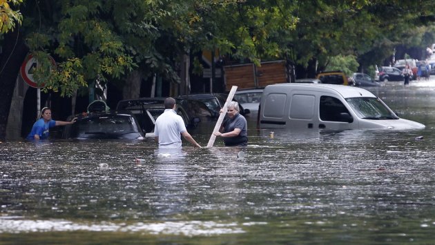 الأرجنتين ..امطار مفاجئة تتحول لفيضانات قتلت 46 شخصا على الأقل .. الخبر بالصور 2013-04-02T173708Z_1723584976_GM1E94304G201_RTRMADP_3_ARGENTINA