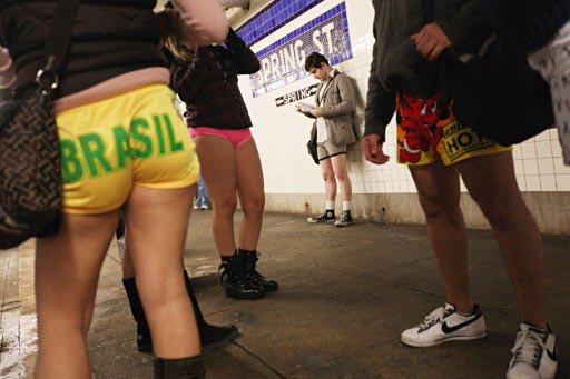 Irreverência no Dia Mundial Sem Calças no Metrô (DIA DOS MALUCO PELADÃO!) Sem-calca-metro-04_123546