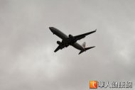 復興航空一架由台北飛澳門的班機，接獲旅客以一封email恐嚇信，指機上有炸彈。（攝影／黃志文）