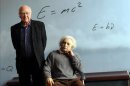 El físico británico Peter Higgs, autor de la teoría del "bosón de Higgs" posa hoy para Efe junto a una escultura de Albert Einstein en el CosmoCaixa de Barcelona. EFE