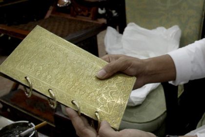 Sách cổ bằng vàng giá hơn 2 tỷ đồng S_ch_c__b_ng_v_ng_gi_-20684e5e2962a8beaae8abe61bda031e