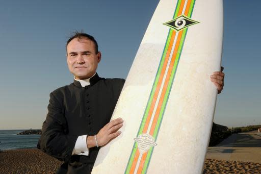 Sur la côte basque, un sacerdoce sur une planche de surf ! Efefae72f5b83e7dc0c317cb483b0a1ebe0cb189