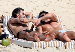 Marc Jacobs âu yếm người tình đồng tính trên bãi biển Marc_Jacobs__u_y_m_ng__i-b500c98e3b0cded1926fca94ccd512fb
