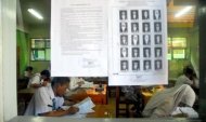 Siswa-siswi Sekolah Menengah Kejuruan (SMK) menyelesaikan Ujian Nasional bahasa Indonesia di SMK Negeri 8 jakarta, Senin (16/4).