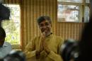 Satyarthi comemora o anúncio em casa, em Nova Délhi