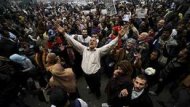 مصر : انفراجة ملحوظة في أزمة الوقود والشرطة تواصل حملاتها لضبط الأسواق 111230233429_egypt_demos_304x171_afp_nocredit