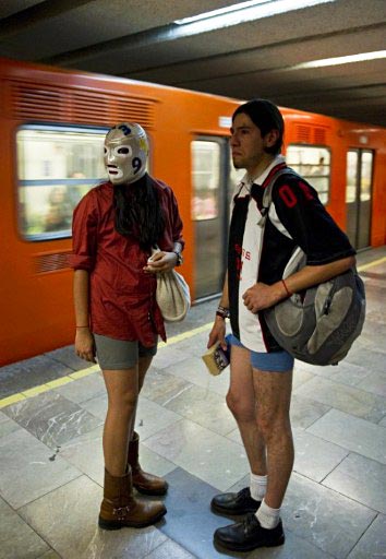 Irreverência no Dia Mundial Sem Calças no Metrô (DIA DOS MALUCO PELADÃO!) Sem-calca-metro-07_123557