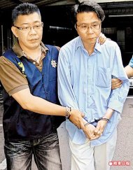 色狼朱德峰（右）涉嫌在西門町誠品拿手機偷拍短裙辣妹裙底，昨被送辦。余思維攝