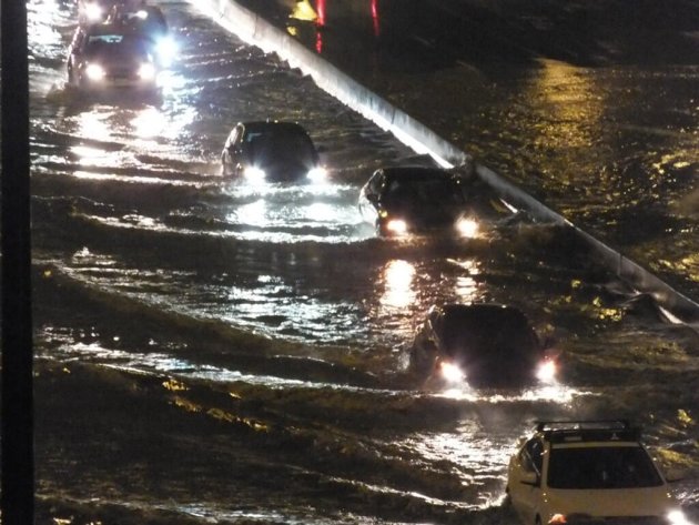 Cars stalled in the deep water on the DVP at Dundas. #Toronto #Traffic pic.twitter.com/nZRFVzknAj