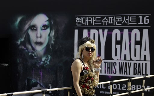 ليدي جاجا أمام ملصق حفلها في سول بكوريا الجنوبية (AP)