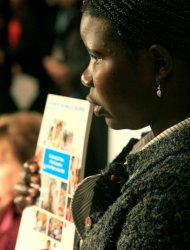 Grace Akallo, 29 años, una niña soldado de Uganda, presentando el Informe Mundial sobre la Infancia de la UNICEF, en Nueva York, el 19 de noviembre de 2009. Akallo fue secuestrada por la milicia de Joseph Kony en 1996, cuando apenas tenía 13 años, y durante siete meses tuvo que pelear, asesinar y mutilar, además de que fue violada en repetidas ocasiones por los soldados del grupo. (AP Photos/Bebeto Matthews)