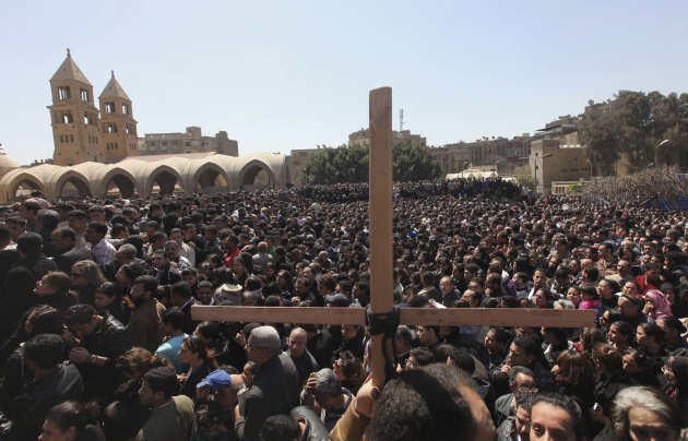 الصحف المصرية تصف جنازة البابا بـ جنازة القرن ومليونية الوداع 2012-03-18T123529Z-904031553-GM1E83I1LGG01-RTRMADP-3-EGYPT-CHRISTIANS-SHENOUDA-JPG_124851
