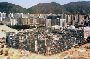 Kowloon, la ciudad oscura, amurallada y fuera de la ley Kowloon-fue-una-ciudad-oscura-amurallada-y-fuera-de-la-ley-en-1989-Wikimedia-commons