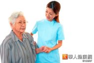 守護失智老人，除了第一線的家屬，積極推行區域看護責任醫院，力行在地老化有更大幫助。