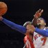 Carmelo Anthony, de los Knicks de Nueva York, lanza frente al francés Johan Petro, de los Nets de Nueva Jersey, el lunes 20 de febrero de 2012 en el Madison Square Garden en Nueva York. (Foto AP/Bill Kostroun)