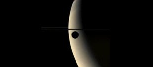 Tr&#xe1;nsito de Rhea en Saturno (Foto: NASA)