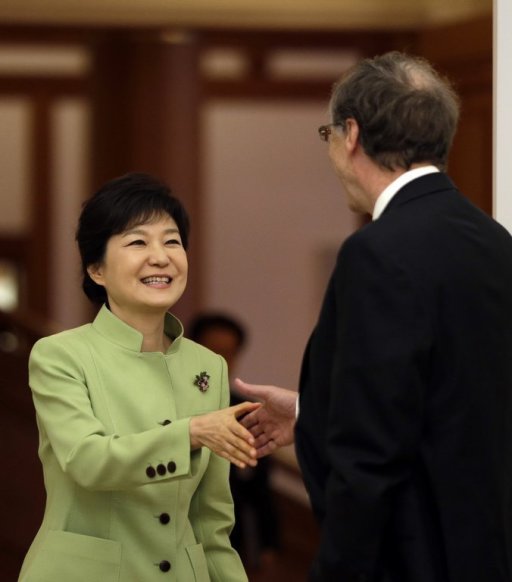 South Korean President Park Geun-hye (L) shakes hands with Microsoft founder Bill Gates in Seoul on April 22, 2013