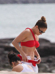 Tiếp tục những chuỗi ngày nghỉ ngơi tại Brazil khi đến đây lưu diễn, Jennifer Lopez đã khiến tình trẻ ngất ngây khi diện bộ bikini đỏ gợi cảm