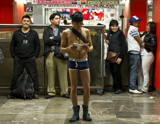 Irreverência no Dia Mundial Sem Calças no Metrô (DIA DOS MALUCO PELADÃO!) Sem-calca-metro-06_123552