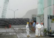 Funcionários da usina de Fukushima, durante um intervalo