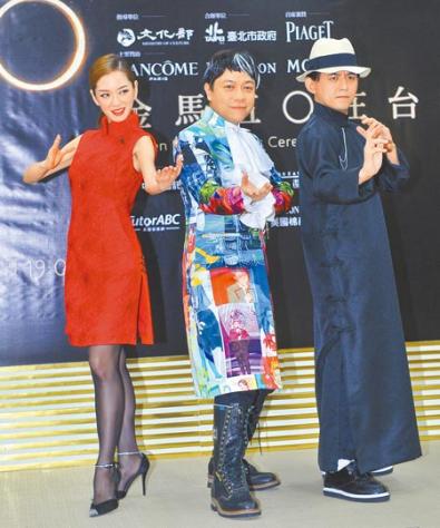 　↑楊千霈（左起）、蔡康永、黃子佼昨擺出《一代宗師》架式，宣傳金馬獎。 （盧褘祺攝）