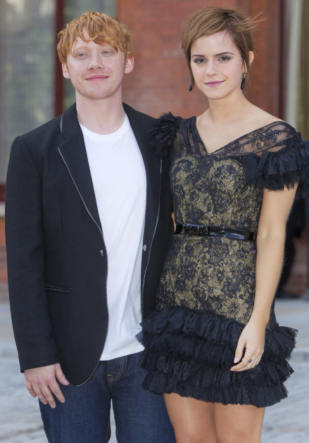 Os atores Rupert Grint e Emma Watson posam para foto na estreia de "Harry Potter e as Relíquias da Morte. Parte 2", em Londres.