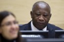 El ex presidente de Costa de Marfil Laurent Gbagbo espera por la llegada de los jueces en su primera comparecencia ante la Corte Penal Internacional en La Haya para enfrentar cargos de crímenes contra la humanidad, el lunes, 5 de diciembre del 2011. (Foto AP/Peter Dejong, Pool)