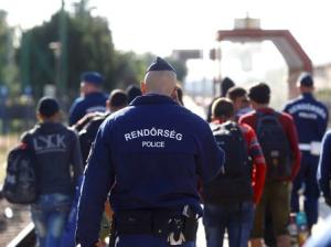 Police escort migrants without valid tickets from train&nbsp;&hellip;