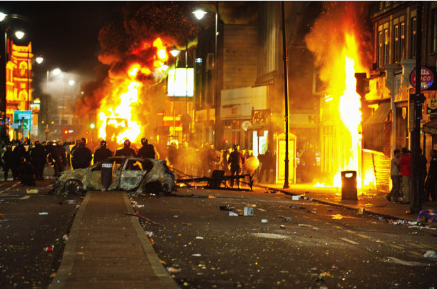 UK Riots break out. Rex2_104517