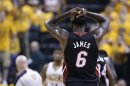 El jugador del Heat de Miami, LeBron James, reacciona después de recibir una falta técnica en un partido contra los Pacers de Indiana en la final del Este de la NBA el martes, 28 de mayo de 2013, en Indianápolis. (AP Photo/Michael Conroy)
